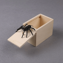 Load image into Gallery viewer, Stare & Scare - Prank Spider Box